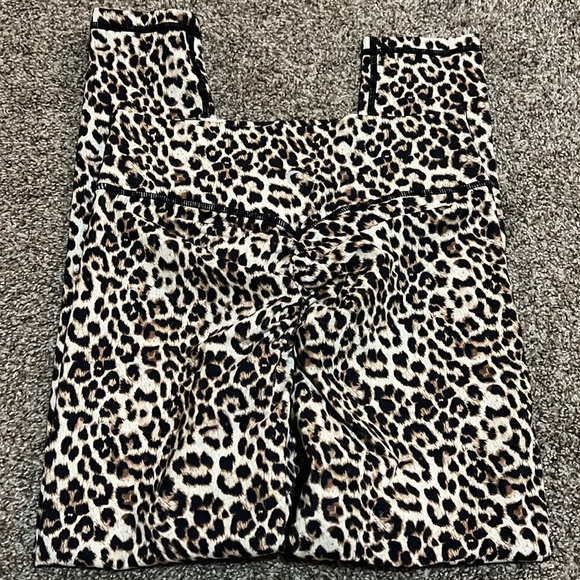 Zyia Leopard Butt scrunch 7/8 leggings - Picture 2 of 3